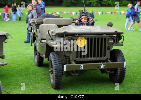 La ricostruzione WW2 US Army Jeep con sotto-età driver Foto Stock