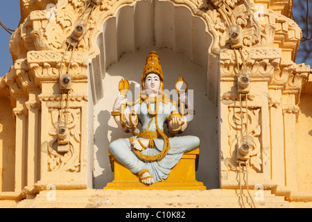 Il dio-figura sul tempio indù nel giardino del Maharaja's Palace, Mysore Palace, , del Sud dell India, India, Asia del Sud, Asia Foto Stock