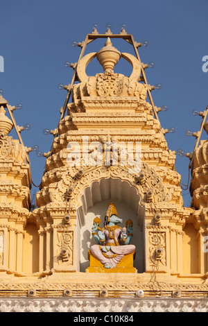 Il dio-figura sul tempio indù nel giardino del Maharaja's Palace, Mysore Palace, , del Sud dell India, India, Asia del Sud, Asia Foto Stock