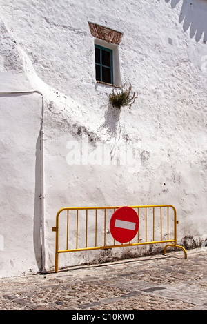 Segni di traffico su una barriera Foto Stock