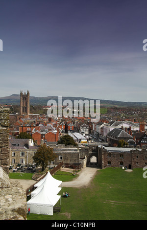 Vista di Ludlow, st Laurence campanile di una chiesa e la campagna circostante da mantenere di Ludlow Castle, Shropshire, Inghilterra, Regno Unito Foto Stock