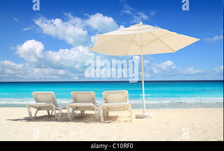 Spiaggia caraibica ombrellone ombrellone bianco e amache turchese del mare Foto Stock