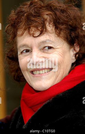 Elizabeth Luard fine comico Peter Cook è onorato con una placca al di fuori della Costituzione Club che ha co-fondato nel mese di ottobre Foto Stock