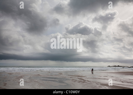 Mare invernale in scena con la gente camminare sulla spiaggia di South Devon Foto Stock