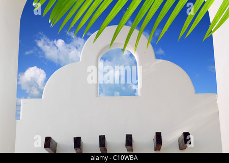 Architettura messicana arco Bianco cielo blu in Riviera Maya Foto Stock