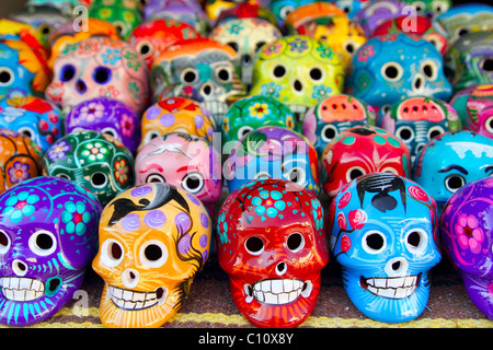 Teschi azteca Mexican Giorno dei Morti artigianato colorato Foto Stock