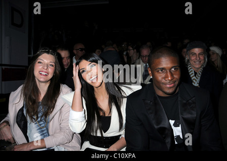 Milla Jovovich, Kim Kardashian e Reggie Bush Mercedes-Benz IMG la settimana della moda di New York Autunno 2009 - Y-3 - Autunno 2009 pista Foto Stock