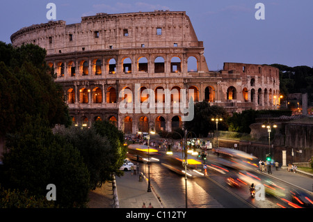 Colosseo, Via dei Fori Imperiali di Roma, Lazio, l'Italia, Europa Foto Stock