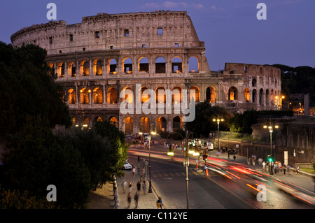 Colosseo, Via dei Fori Imperiali di Roma, Lazio, l'Italia, Europa Foto Stock