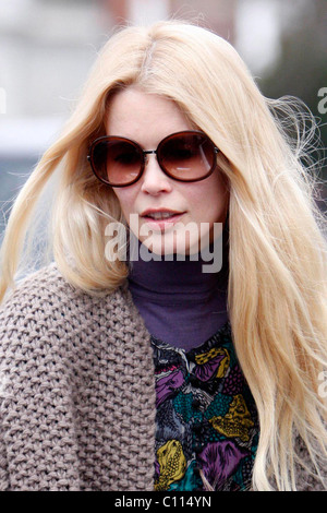 Claudia Schiffer raccogliendo i suoi figli Caspar Matthew e Clementine de Vere Drummond dalla scuola di Londra, Inghilterra - 12.02.09 Foto Stock