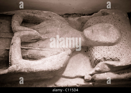 Chiesa di San Nicola e San Ciriaco, Sud piscina, Devon, tomba, statua di pietra Foto Stock