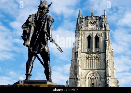 Statua del belga di eroe nazionale Ambiorix davanti la basilica gotica, la Chiesa di Nostra Signora, Onze-Lieve-Vrouwbasiliek Foto Stock