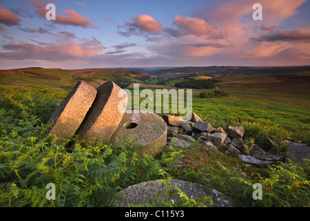Sunset over Stanage macine in pietra Foto Stock