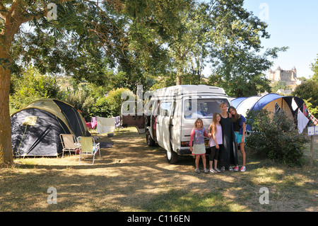 Una madre inglese e le sue figlie con il loro camper in un campeggio a Saumur, Francia Foto Stock
