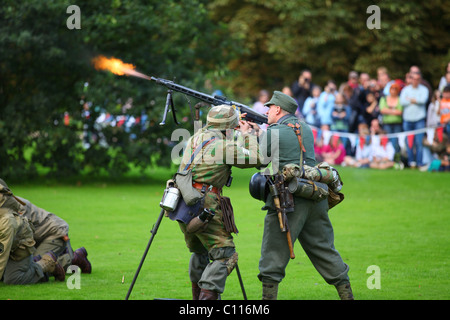 La ricostruzione della Wehrmacht tedesca Maschinengewehr 42 su un anti-aerei treppiede con museruola flash Foto Stock