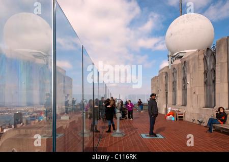 FEB.27, 2011 - New York: piattaforma di osservazione di 30 Rockefeller Center, con la cupola di ricetrasmissione (cupola radar) La grande sfera bianca sul tetto, turisti guard Foto Stock