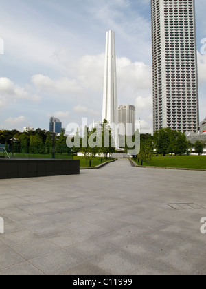Monumento alle vittime civili di occupazione giapponese con il Swissotel - lo Stamford in Singapore Foto Stock