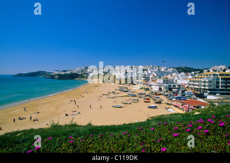 Vista della città con spiaggia, Albufeira, Algarve, Portogallo, Europa Foto Stock