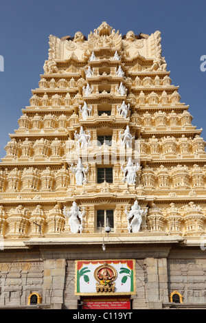 Gopuram dello Sri Chamundeshwari Tempio Chamundi Hill, Mysore, Karnataka, India del Sud, India, Asia del Sud, Asia Foto Stock