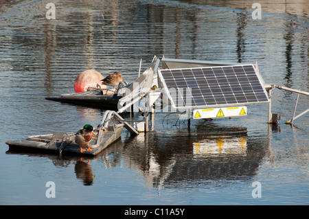LumenAER Solare circolatore nel funzionamento in corrispondenza di una ex banchina a Salford Quays, Manchester, Inghilterra, Regno Unito Foto Stock