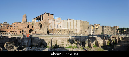 Panoramica dei Fori Imperiali e la intersecting road, la via dei Fori Imperiali di Roma, Italia, Europa Foto Stock