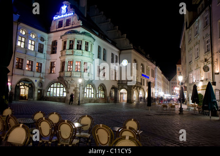 La città di Monaco di Baviera street con illuminazione notturna di fronte alla famosa Hofbräuhaus beer garden Foto Stock