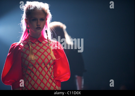 I modelli presentano Danielle Scutt autunno 2011 collezione presso il vecchio ufficio di smistamento a Londra il 19 febbraio 2011. Foto Stock