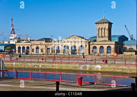 La vecchia pompa house di Leith Docks ora convertito in uffici. Foto Stock