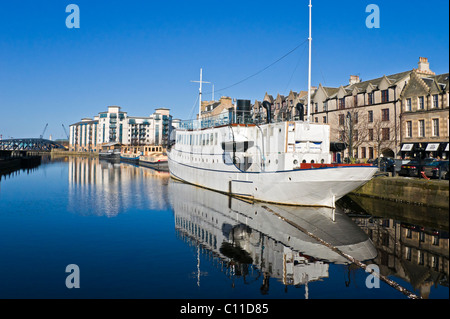 Ristorante de Niro nave (l'Cruz) ormeggiata presso la riva in Queens Dock Leith Harbour Edimburgo in Scozia Foto Stock