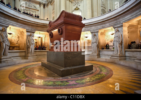 Il sarcofago () della tomba di Napoleone Bonaparte in Hotel des Invalides Parigi, Francia. Charles Lupica Foto Stock