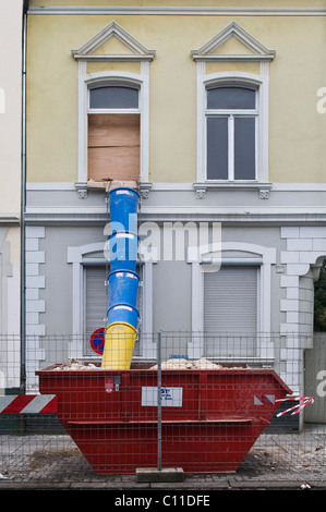 Saltare con la tubazione di scarico al di fuori di una casa che è in corso di ristrutturazione, ammodernamento, gli investimenti di capitale Foto Stock