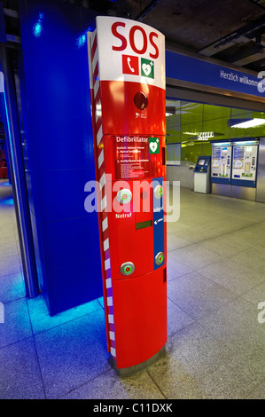 Defibrillatore, stazione metropolitana, Schwabing, Muenchner Freiheit, Monaco di Baviera, Germania, Europa Foto Stock