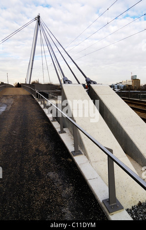 Cavo in acciaio di ancoraggio per il cavo-alloggiato bridge, Am Muenchner gate, Tram 23, Monaco di Baviera, Germania, Europa Foto Stock