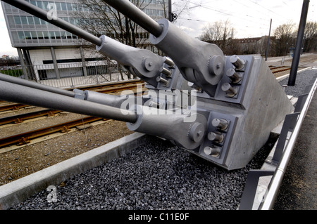 Cavo in acciaio di ancoraggio per il cavo-alloggiato bridge, Am Muenchner gate, Tram 23, Monaco di Baviera, Germania, Europa Foto Stock