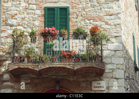 Balcone nel villaggio di montagna di Suvereto, Toscana, Italia, Europa Foto Stock