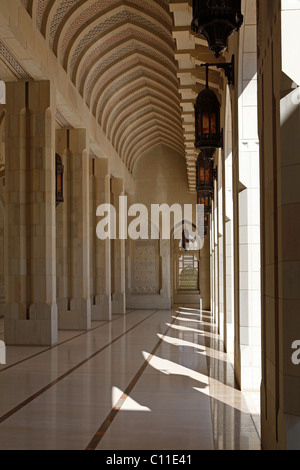 Una passerella arcuata Al Sultan Qaboos grande moschea in Muscat Oman. Foto Stock