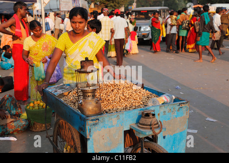 Donna vendita di arachidi, Thaipusam Festival di Palani, Tamil Nadu, Tamilnadu, Sud India, India, Asia Foto Stock