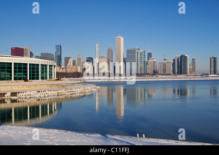 La formazione di ghiaccio nel lago porti del lago Michigan riflettere lo skyline della città su una fredda mattina di dicembre Chicago Illinois Foto Stock