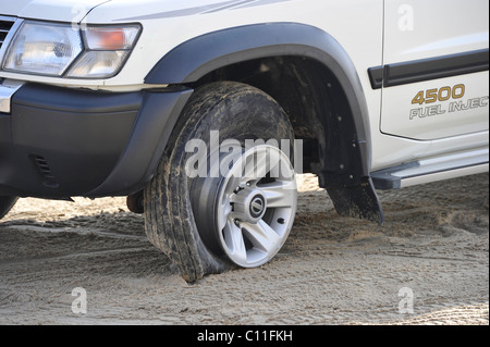 Rottura di un pneumatico di un off-Roader 4500 Nissan Patrol 4500 iniezione carburante 4x4, guida nelle dune di sabbia, emirato del Qatar, Golfo Persico Foto Stock