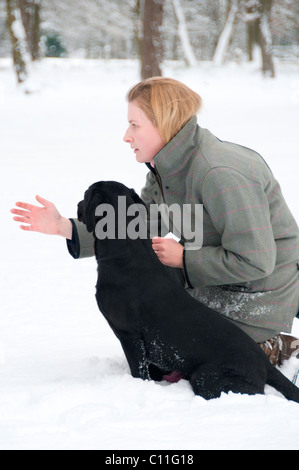 Ragazza in tweed il prelievo su uno scivolo nella neve Foto Stock