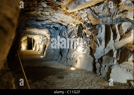 Galleria scavata nella roccia per la tomaia Forttress, fortezza o Fortezza villaggio, Valle Isarco, Alto Adige, Italia Foto Stock