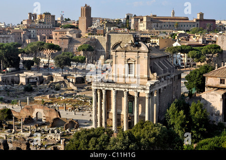 Basilica Aemilia, Torre delle Milizie, il Tempio di Antonino e Faustina o la chiesa di San Lorenzo in Miranda, Forum Romanum Foto Stock