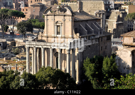 Tempio di Antonino e Faustina o la chiesa di San Lorenzo in Miranda, Forum Romanum, Foro Romano, Roma, lazio, Italy Foto Stock