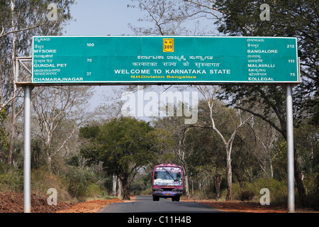 Confine di stato di Karnataka, firmare in tre lingue, Kannada tamil e inglese, India del Sud, India, Asia del Sud, Asia Foto Stock