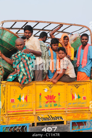 Pellegrini indù con tamburi in un pickup sulla via del ritorno dalla Thaipusam Festival di Palani, , Tamilnadu, in India del Sud Foto Stock