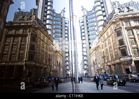 La riflessione di Lloyd's edificio sulla strada Leadenhall building City di Londra. Foto:Jeff Gilbert Foto Stock
