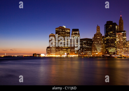 New York - Vista dello Skyline di Manhattan di notte da Brooklyn Foto Stock