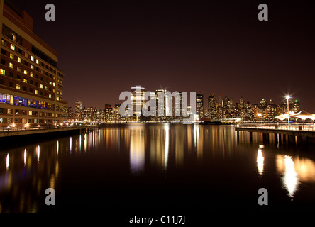 New York - Vista dello Skyline di Manhattan di notte da Brooklyn Foto Stock