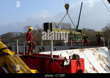 Gru che scarica la chiatta marina Terra Marique sul fiume Ribble a Preston che consegna Alstrom Transformer, per la sottostazione National Grid Electric a Preston, Regno Unito Foto Stock