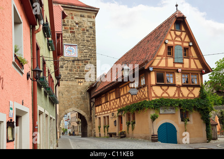 Graticcio edificio dal XIV secolo Siebersturm Siebers Torre di porta di ingresso alla città vecchia medievale sulla Strada Romantica, Rothenburg Foto Stock